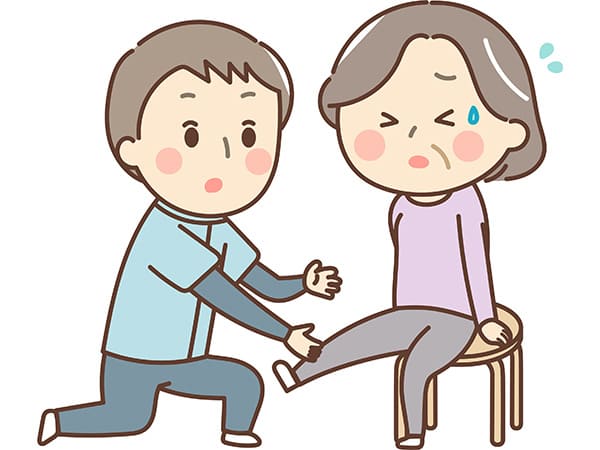 足を見てもらう高齢女性のイメージ